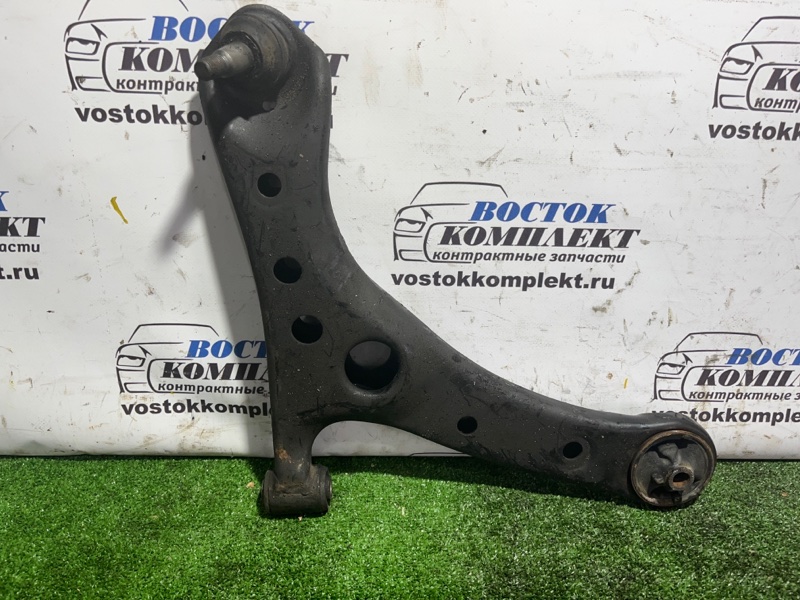 Рычаг подвески Toyota Noah AZR60 1AZ-FSE перед прав