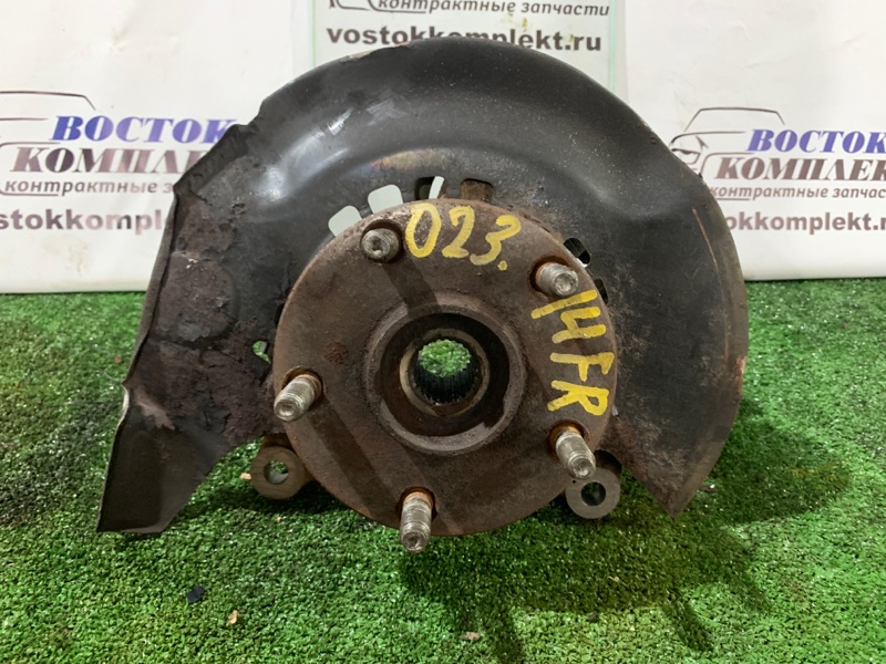 Ступица Toyota Noah AZR60 1AZ-FSE перед прав