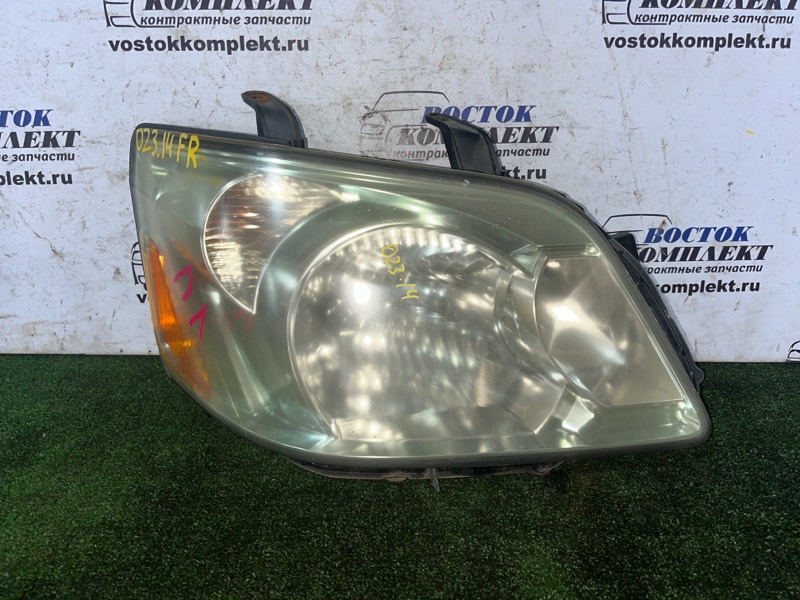 Фара Toyota Noah AZR60 1AZ-FSE перед прав
