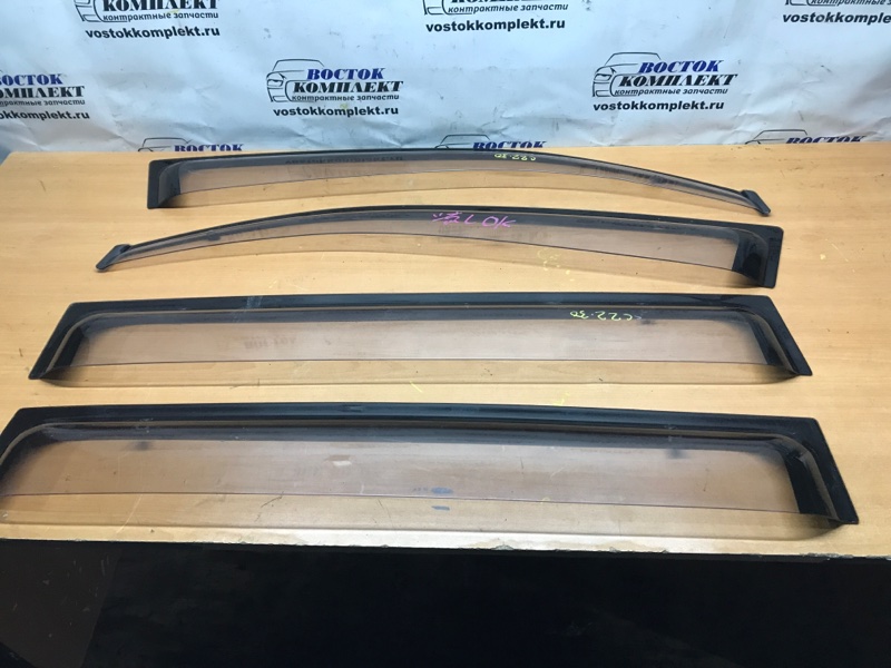 Ветровик Toyota Voxy 2006 AZR60G 1AZ-FSE