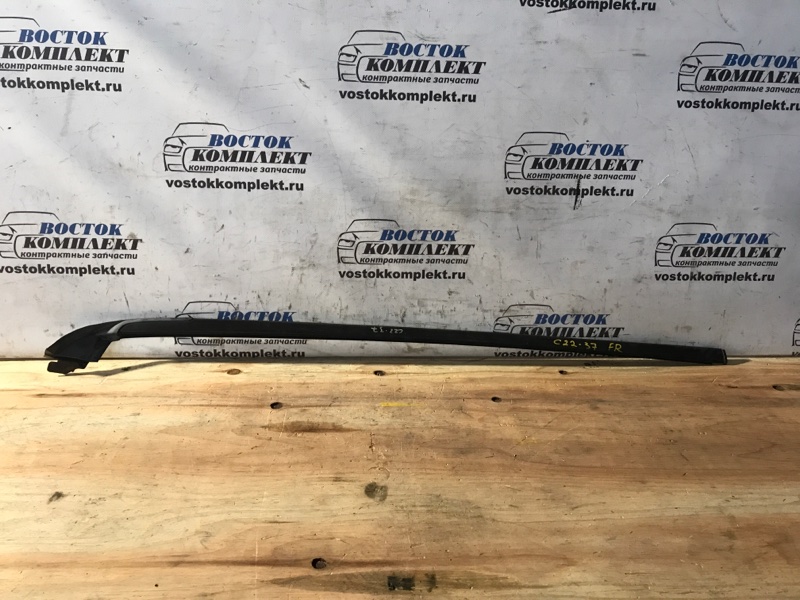 Молдинг лобового стекла Toyota Noah 2004 AZR60 1AZ-FSE прав