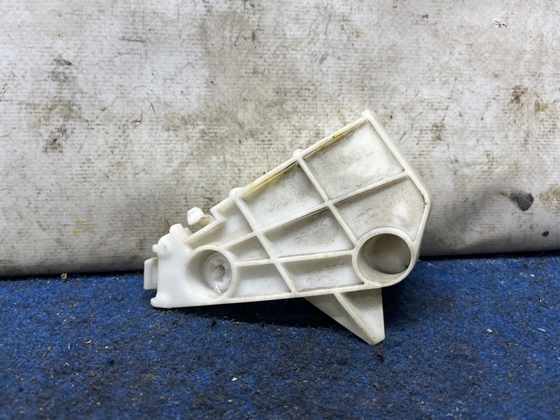 Клипса бампера Toyota Voxy 2008 ZRR70W 3ZR-FAE зад лев