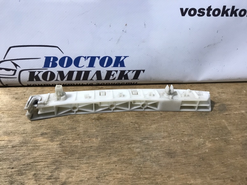 Клипса бампера Mazda Familia 2007 VAY12 CR12DE перед лев