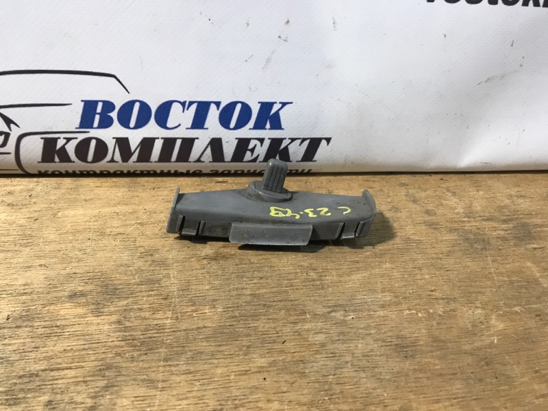 Клипса бампера Toyota Noah 2004 AZR60 1AZ-FSE зад лев