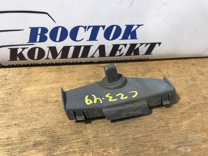 Клипса бампера Toyota Noah 2004 AZR60 1AZ-FSE зад прав