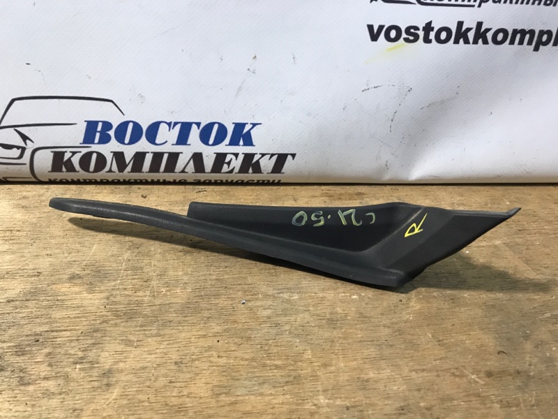 Решетка под лобовое стекло Toyota Ractis 2008 SCP100 2SZ-FE прав