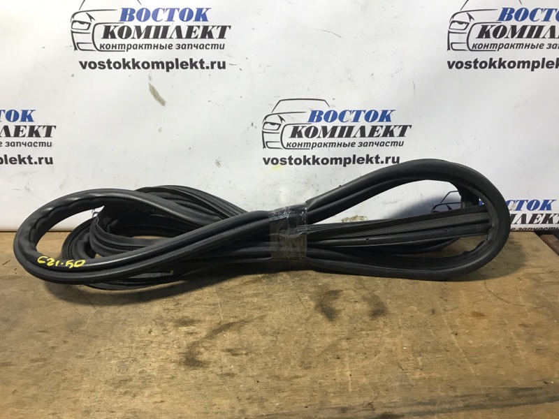 Уплотнительная резинка двери багажника Toyota Ractis 2008 SCP100 2SZ-FE