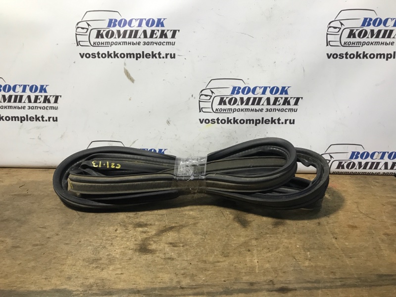 Уплотнительная резинка двери багажника Nissan March 2008 AK12 CR12DE