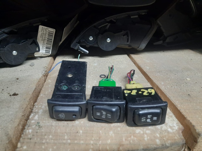 Кнопка включения обогрева сидений Suzuki Aerio RD51S M18A