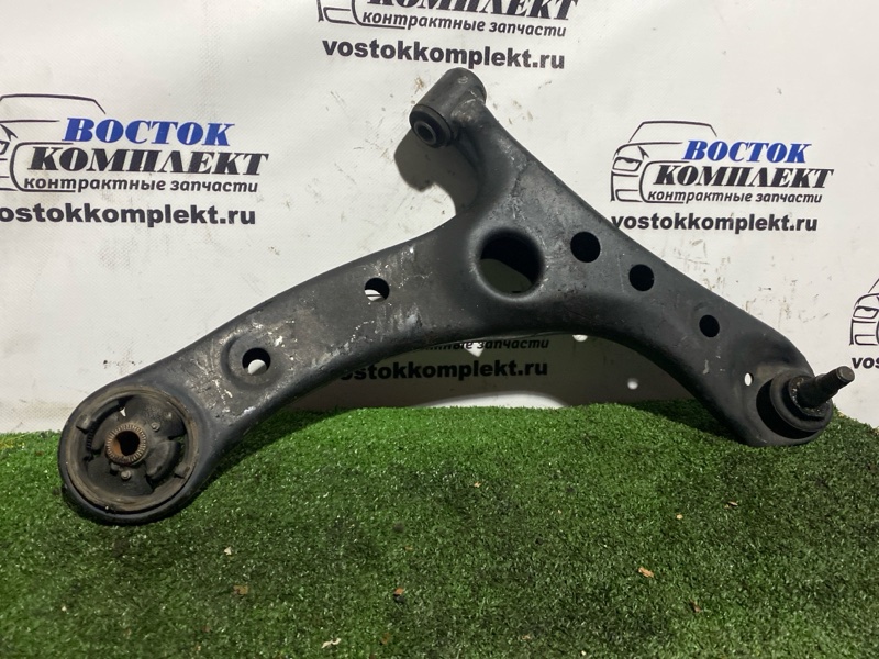 Рычаг подвески Toyota Voxy 2009 ZRR70W 3ZR-FE перед прав