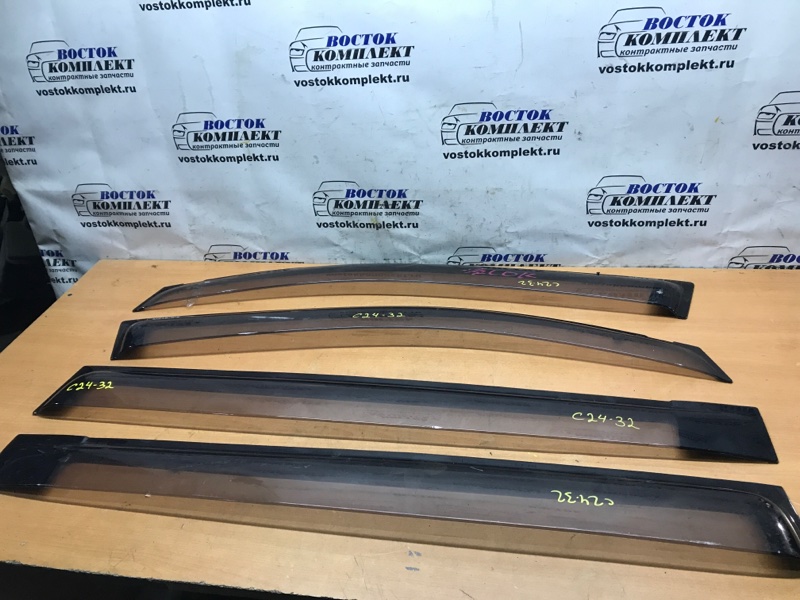 Ветровик Toyota Voxy 2010 ZRR70W 3ZR-FAE