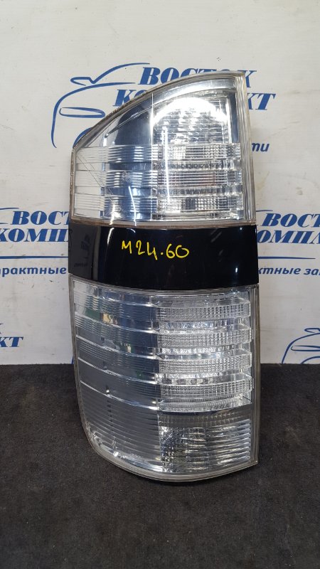 Фонарь стоп-сигнала Toyota Voxy AZR60 лев