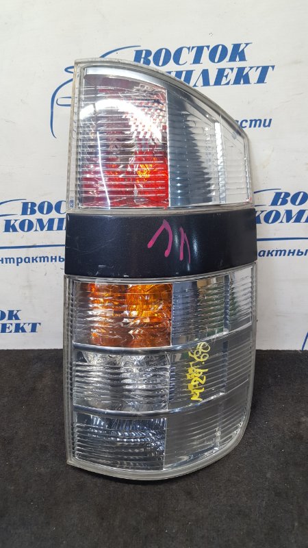 Фонарь стоп-сигнала Toyota Voxy AZR60 прав