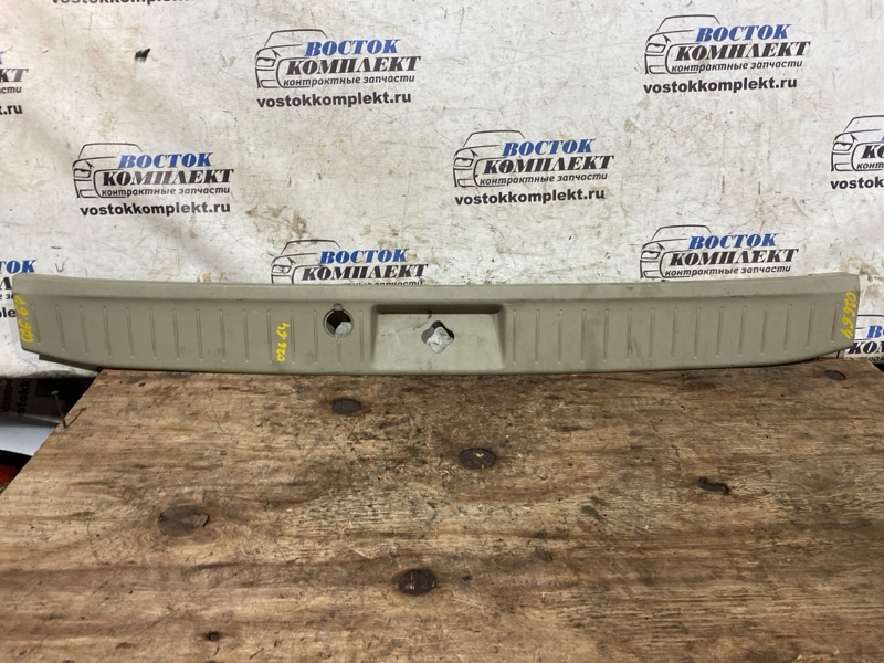 Накладка багажника Nissan Elgrand 2002 NE51 VQ35DE