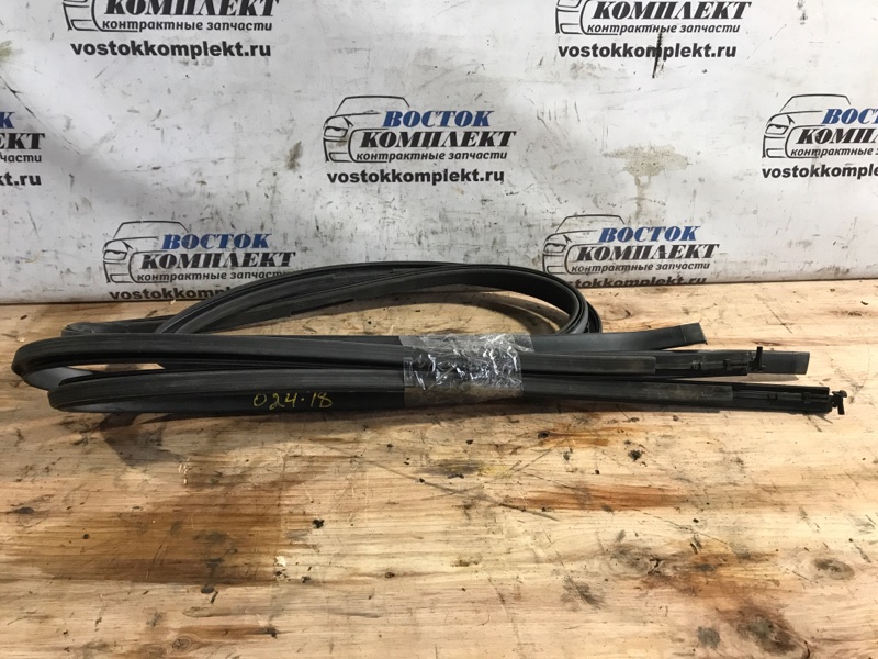 Молдинг крыши Toyota Voxy 2006 AZR65G 1AZ-FSE