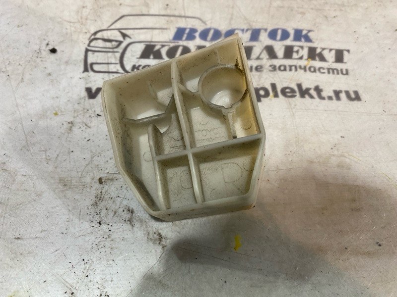Клипса бампера Toyota Ractis 2008 SCP100 2SZ-FE зад лев