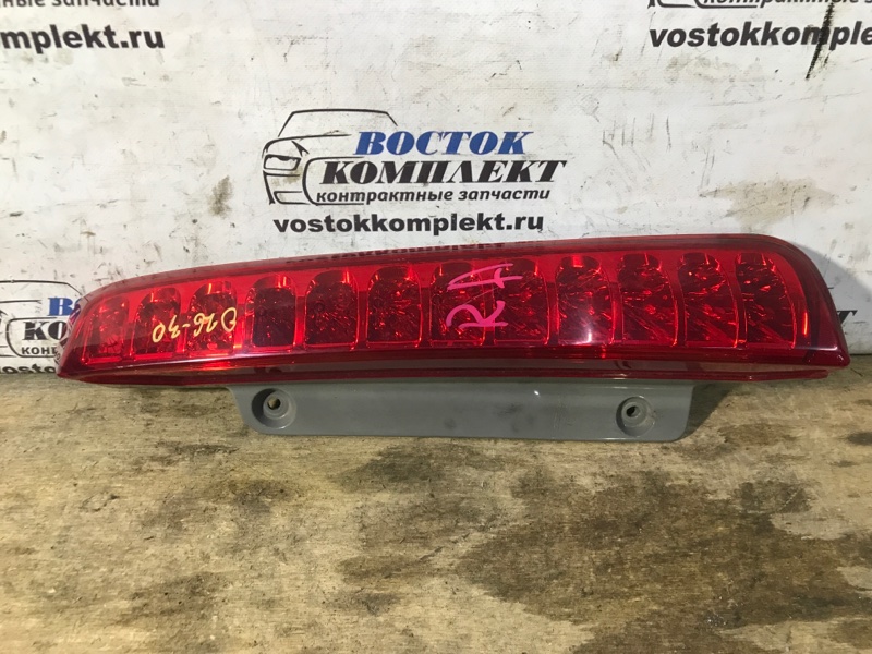 Фонарь стоп-сигнала Toyota Isis 2006 ANM10W 1AZ-FSE прав