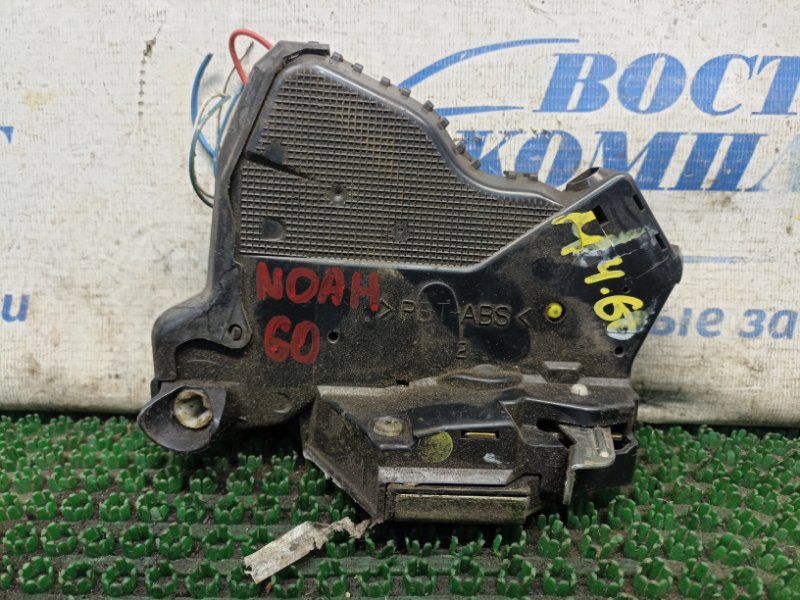 Замок дверной Toyota Noah AZR60G 1AZ-FSE перед прав