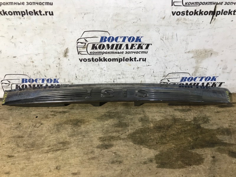 Накладка на дверь багажника Toyota Isis 2005 ANM10W 1AZ-FSE