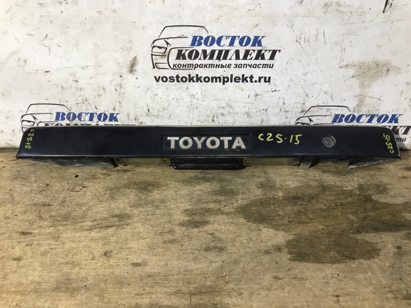 Накладка на дверь багажника Toyota Hiace YH71V 3Y