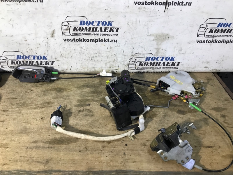 Замок дверной Toyota Isis 2005 ANM10W 1AZ-FSE зад лев