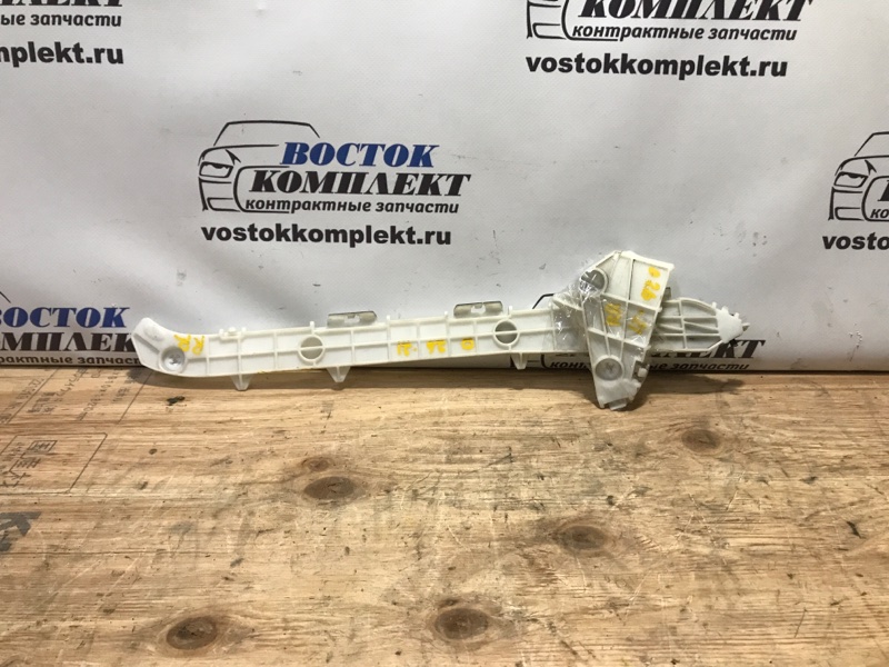 Клипса бампера Toyota Voxy 2009 ZRR70W 3ZR-FE зад прав