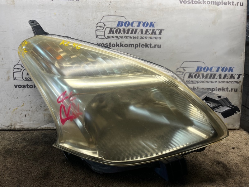 Фара Toyota Ractis 2005 NCP100 1NZ-FE перед прав