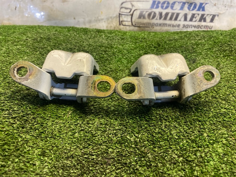 Петля двери Nissan Tiida Latio SC11 HR15DE перед прав