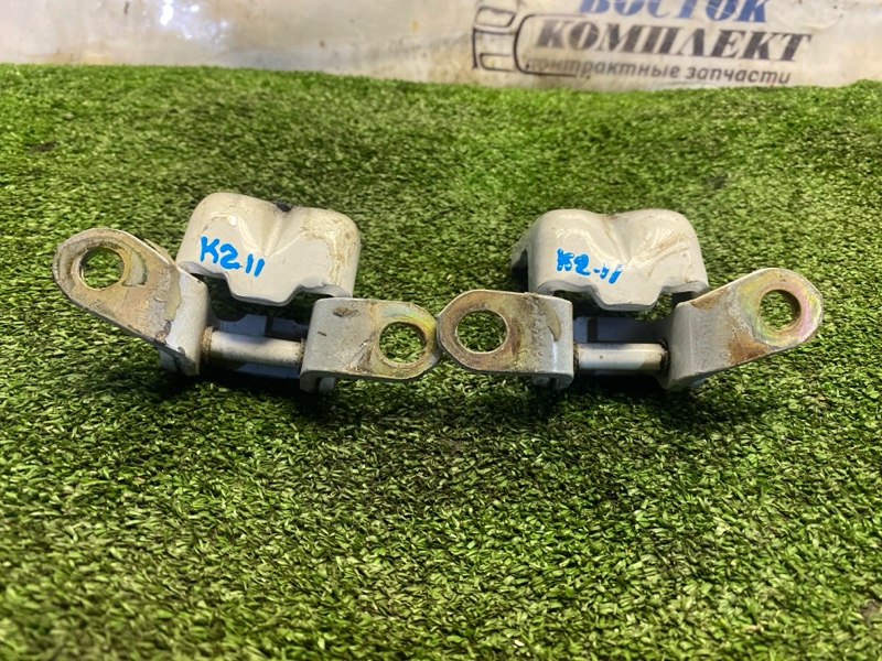 Петля двери Nissan Tiida Latio SC11 HR15DE перед лев