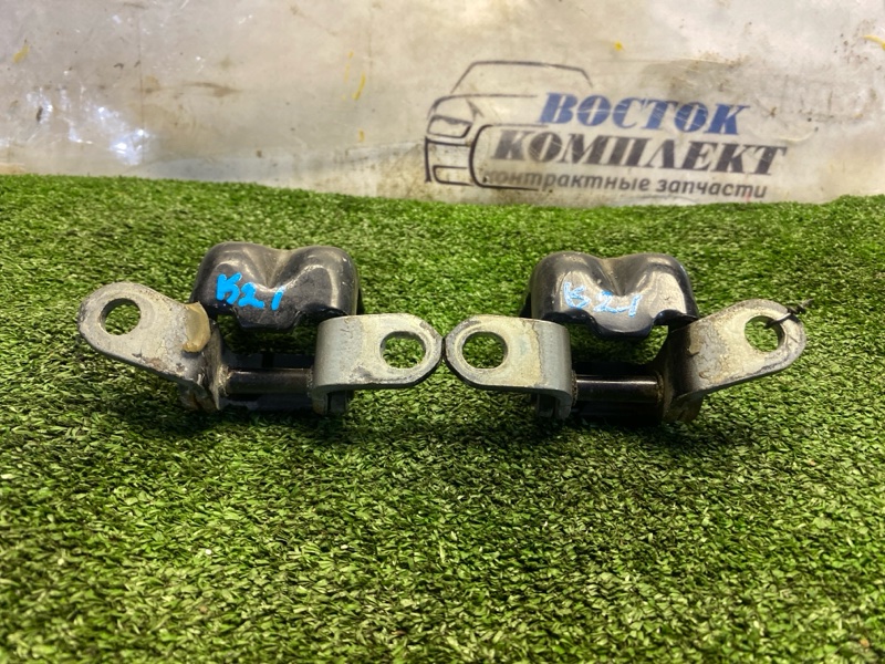 Петля двери Nissan Tiida C11 HR15DE перед прав