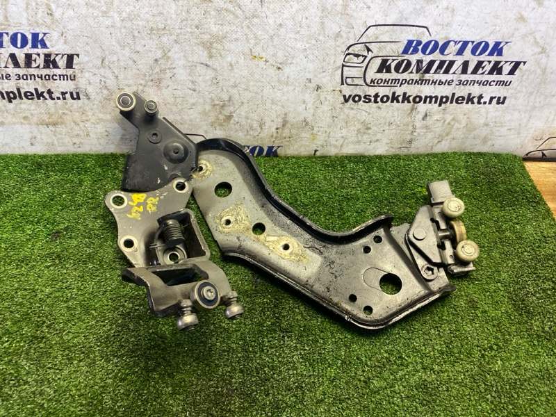 Ролик двери Nissan Serena FC26 MR20DD зад прав