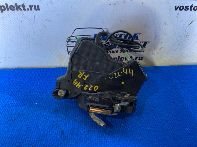 Замок дверной Toyota Voxy 2004 AZR60G 1AZ-FSE перед прав