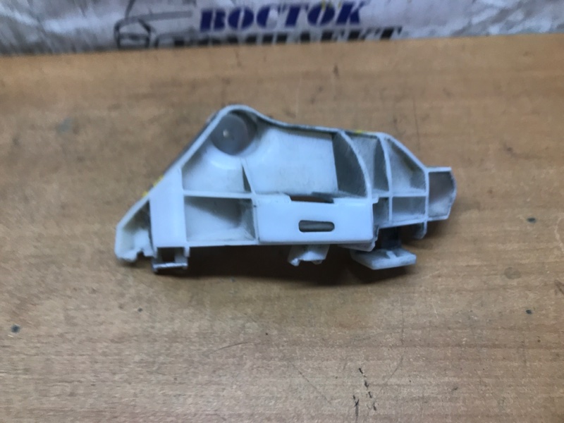 Клипса бампера Toyota Ractis NSP120 1NR-FE зад прав