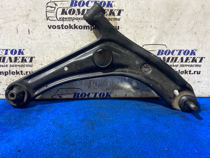 Рычаг подвески Toyota Vitz SCP13 2SZ-FE перед прав