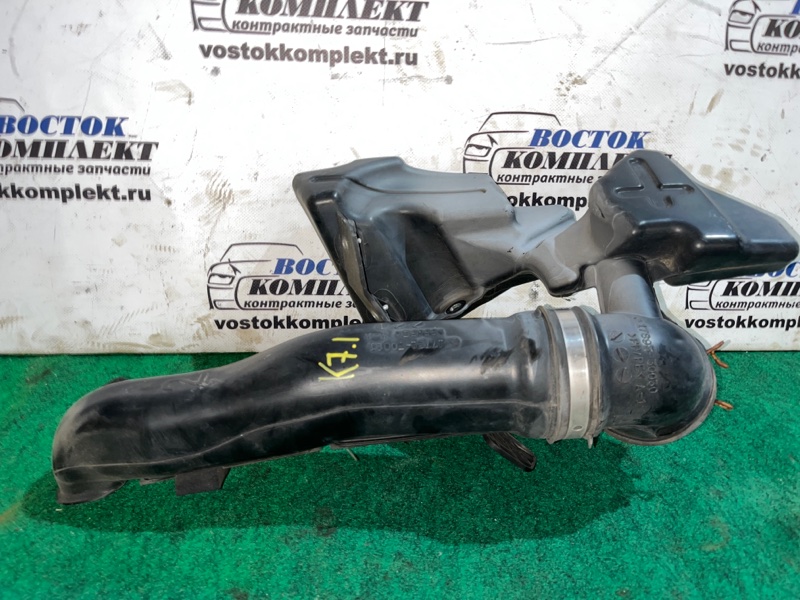 Патрубок воздушного фильтра Toyota Hiace TRH228B 2TR-FE