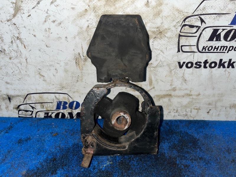 Подушка двигателя Toyota Voxy AZR60 1AZ-FSE перед