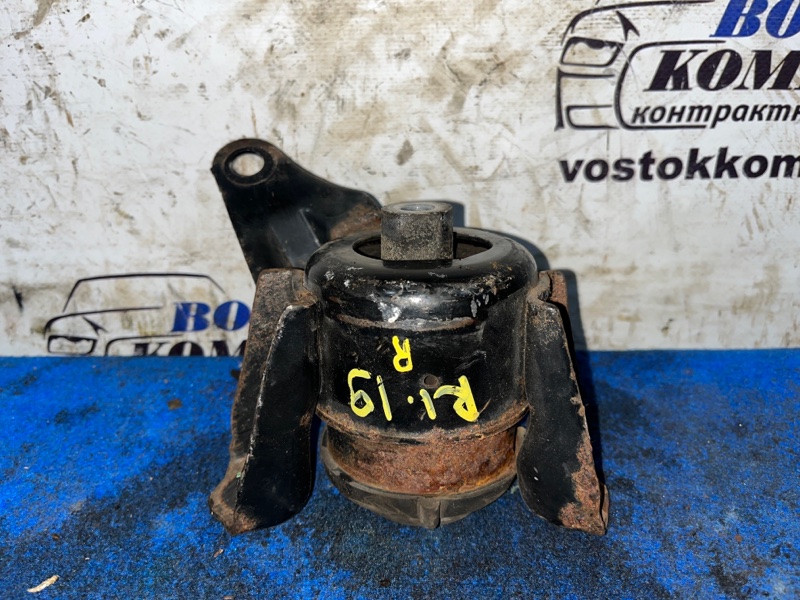 Подушка двигателя Toyota Voxy AZR60 1AZ-FSE прав