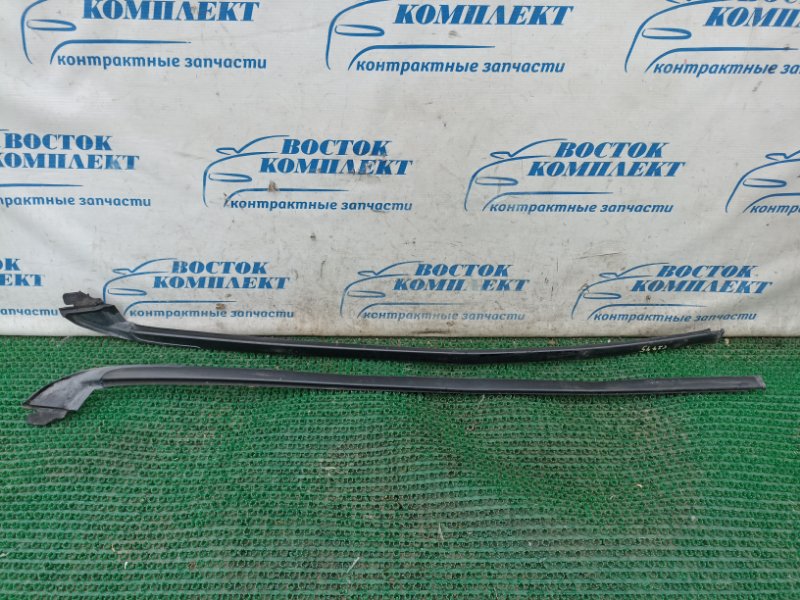 Молдинг лобового стекла Toyota Voxy 2005 AZR60G 1AZ-FSE