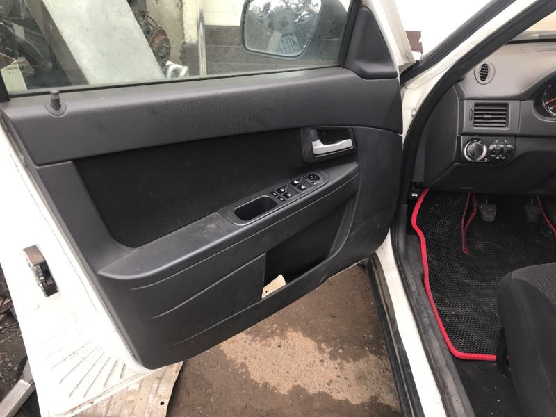 Обшивка двери Lada Priora 2013