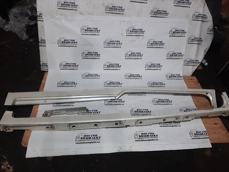 Порог Toyota Voxy ZWR80G 2ZR-FXE