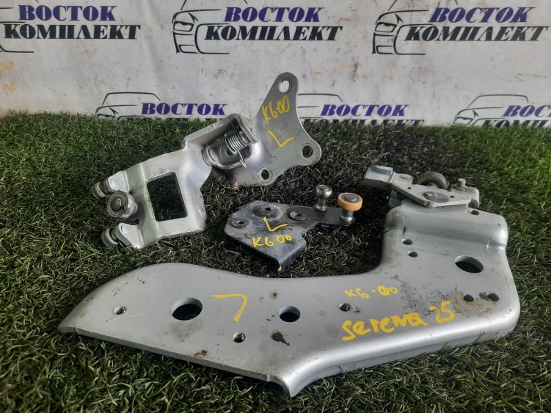 Ролик двери Nissan Serena C25 лев