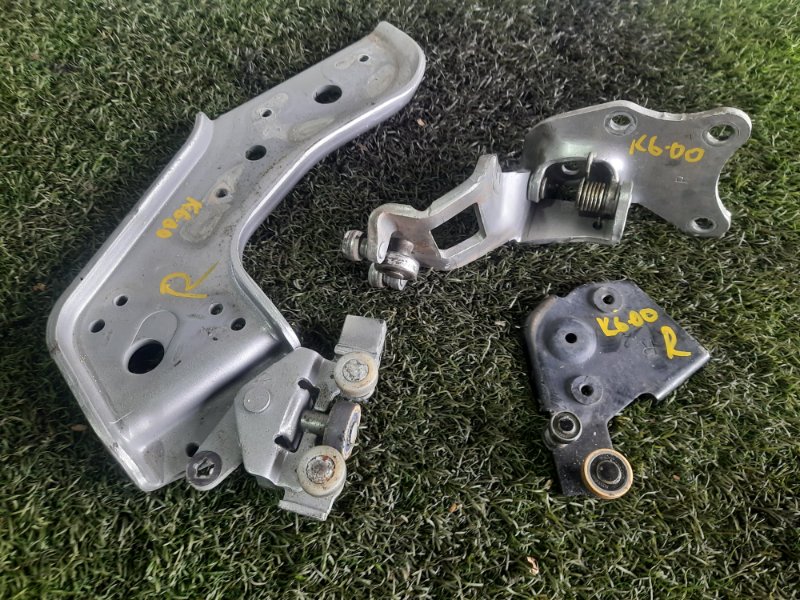 Ролик двери Nissan Serena C25 прав