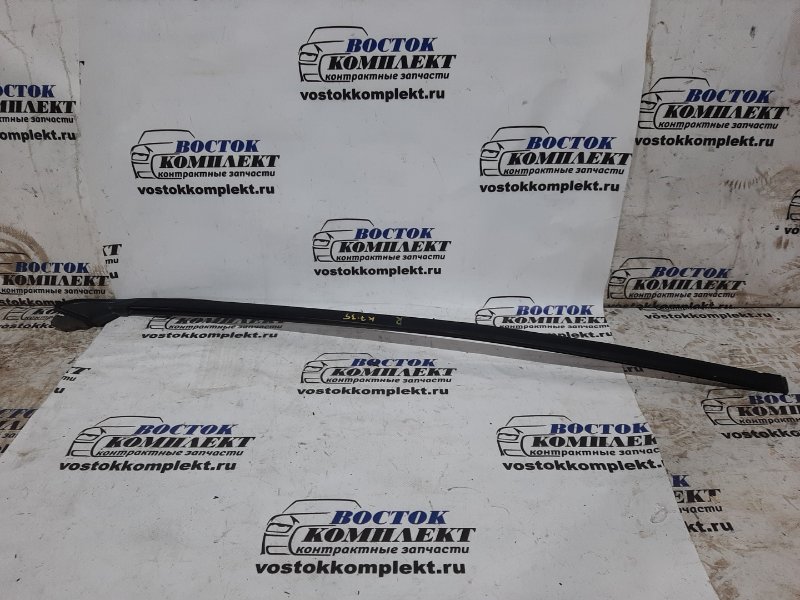 Молдинг лобового стекла Toyota Voxy 2002 AZR65 1AZ-FSE прав