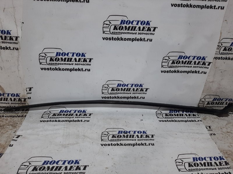 Молдинг лобового стекла Toyota Noah 2005 AZR65 1AZ-FSE лев