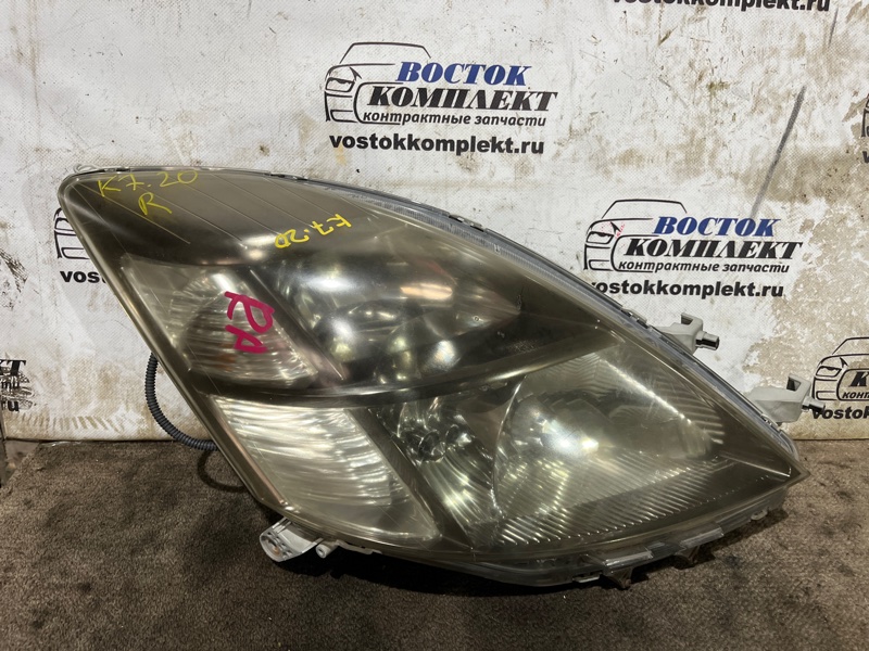 Фара Toyota Isis 2006 ANM15W 1AZ-FSE перед прав