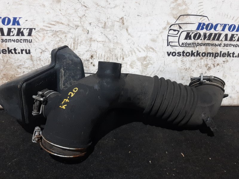 Патрубок воздушного фильтра Toyota Isis 2006 ANM15W 1AZ-FSE