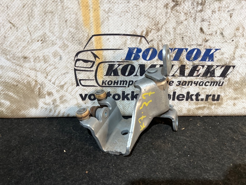 Ролик двери Toyota Noah 2005 AZR65 1AZ-FSE прав