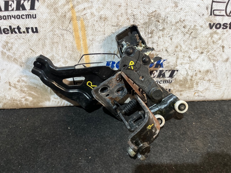 Ролик двери Honda Freed Spike GP3 LEA прав