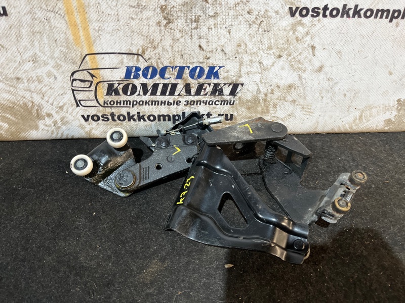 Ролик двери Honda Freed Spike GP3 LEA лев