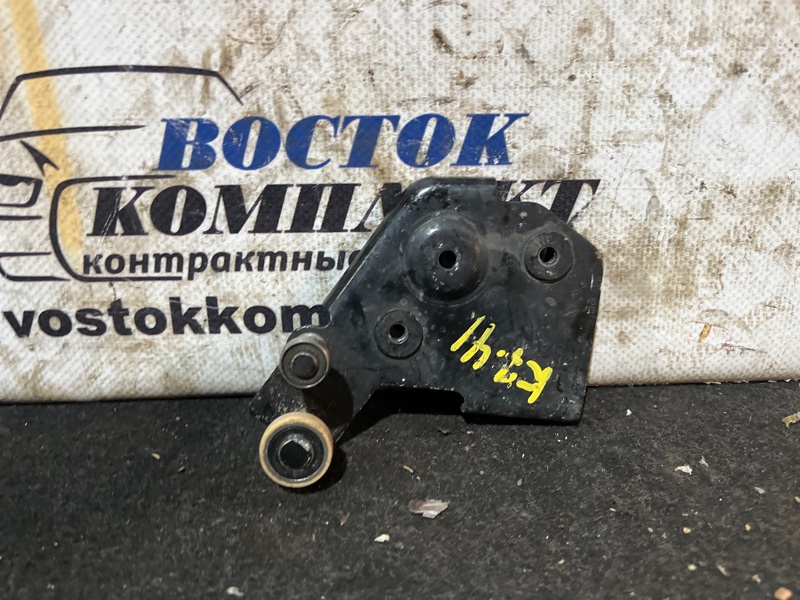 Ролик двери Nissan Serena CNC25 MR20DE прав